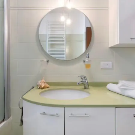 Easy Con Parcheggio Gratuito Collegamento Con La Svizzera