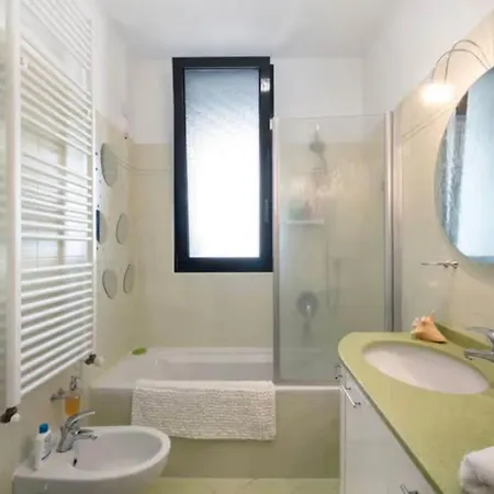 Easy Con Parcheggio Gratuito Collegamento Con La Svizzera